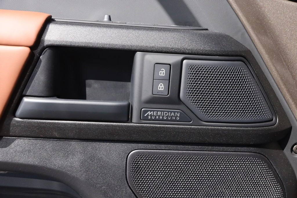 Land Rover Defender Vehicle Image 26