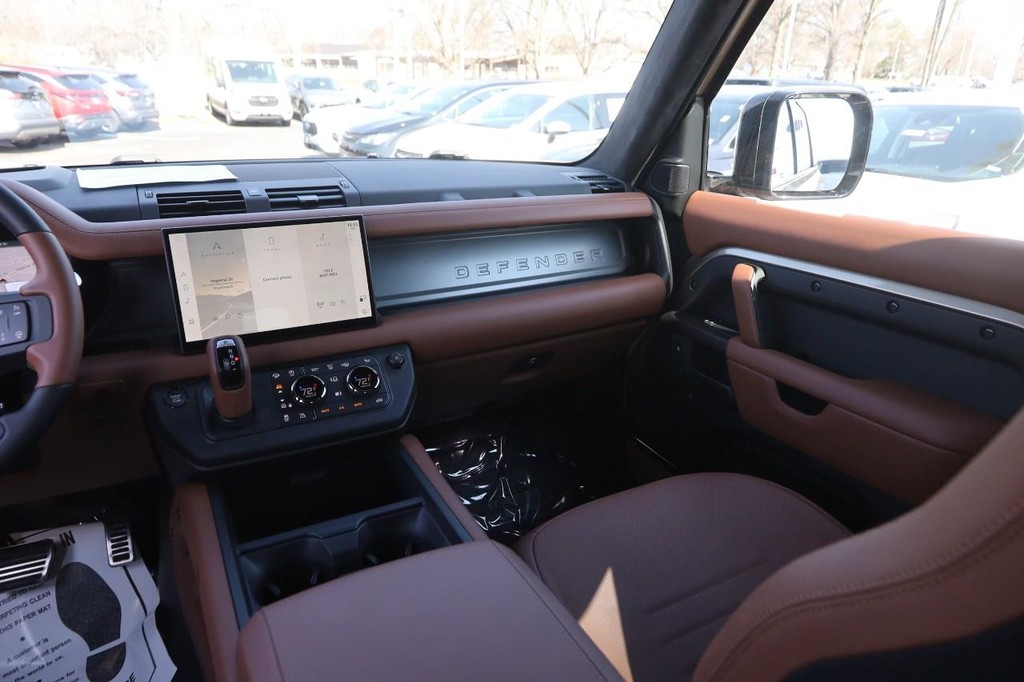 Land Rover Defender Vehicle Image 31