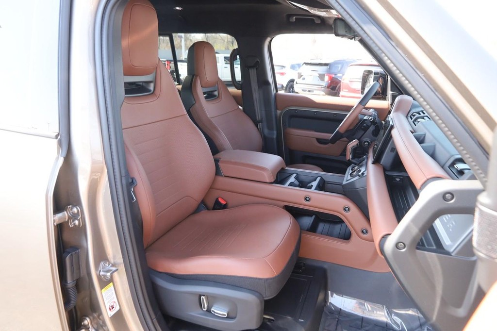 Land Rover Defender Vehicle Image 32