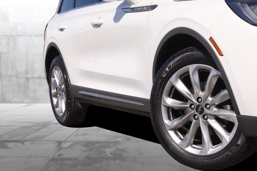 Lincoln Corsair Vehicle Full-screen Gallery Image 3