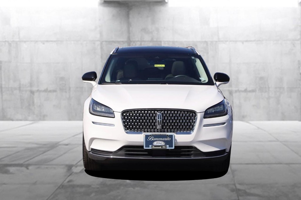 Lincoln Corsair Vehicle Full-screen Gallery Image 4