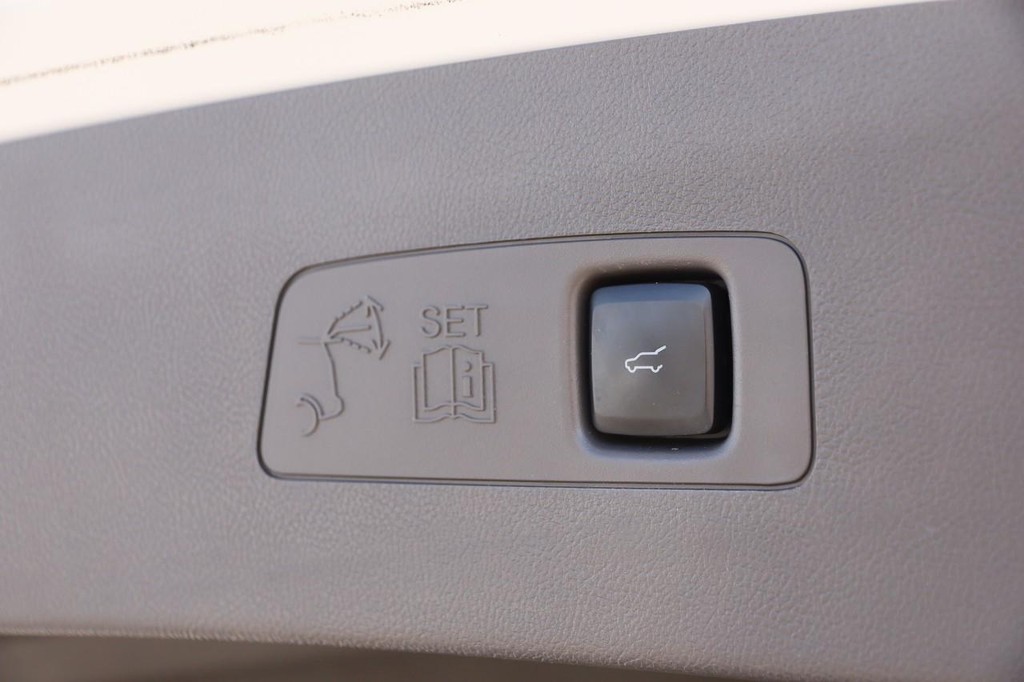 Lincoln Corsair Vehicle Full-screen Gallery Image 9