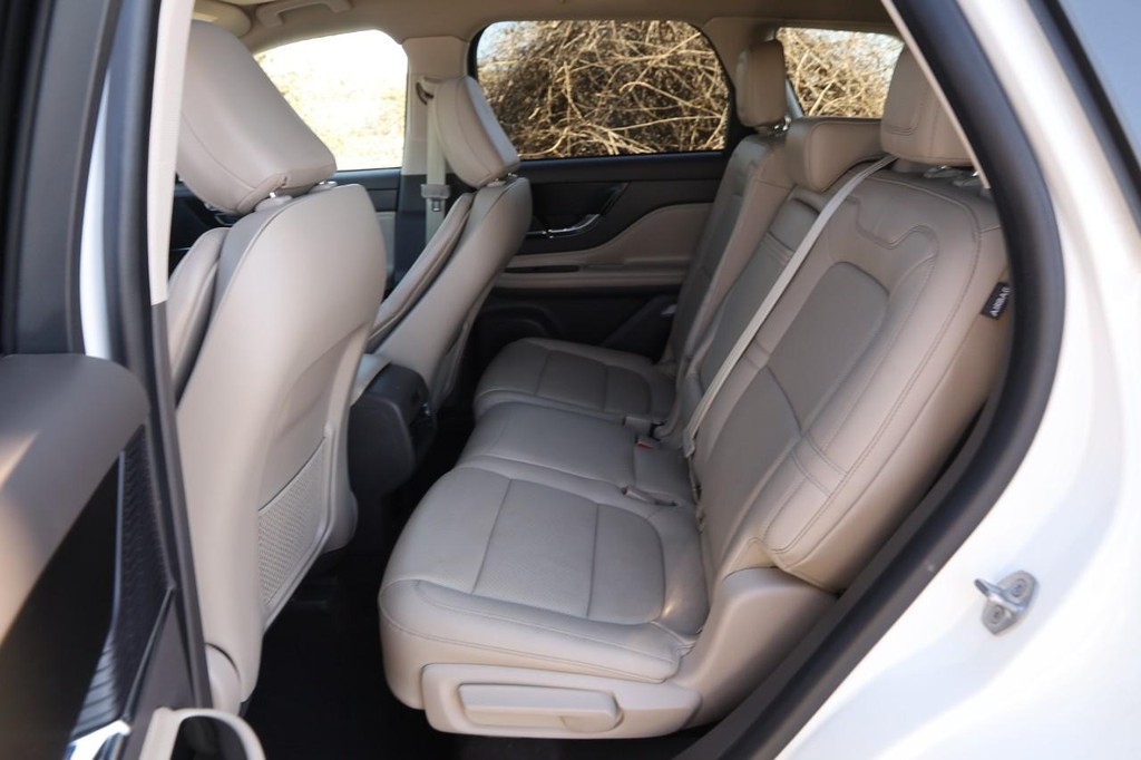 Lincoln Corsair Vehicle Full-screen Gallery Image 12