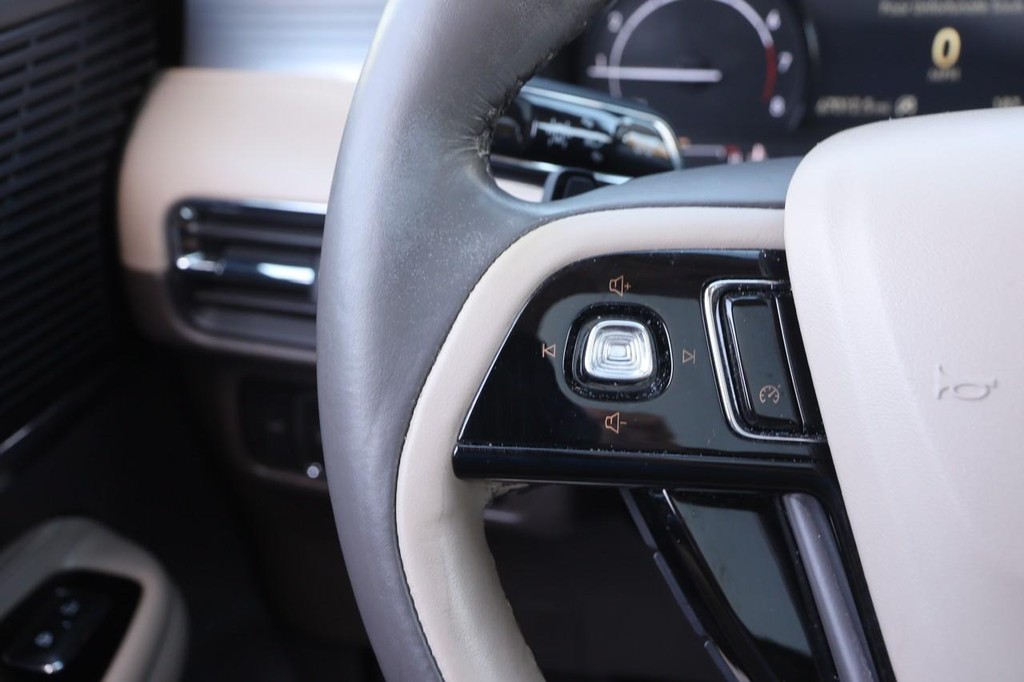 Lincoln Corsair Vehicle Full-screen Gallery Image 14