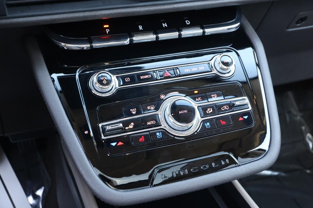 Lincoln Corsair Vehicle Full-screen Gallery Image 20