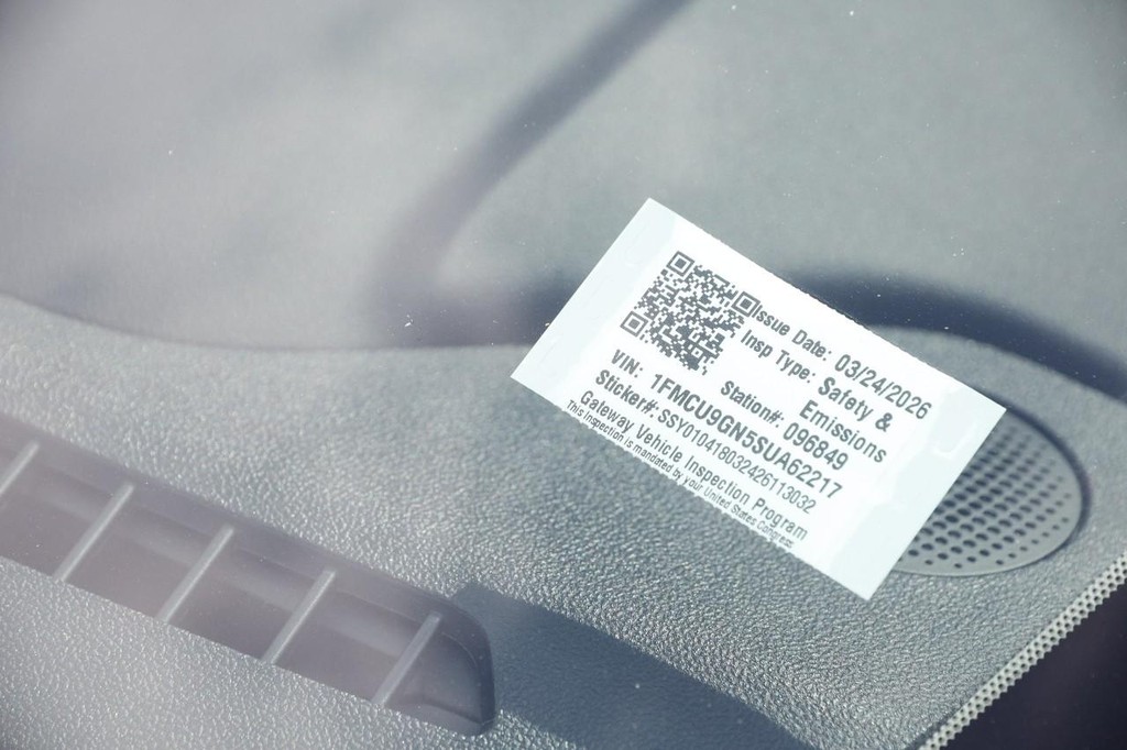 Ford Escape Vehicle Full-screen Gallery Image 29