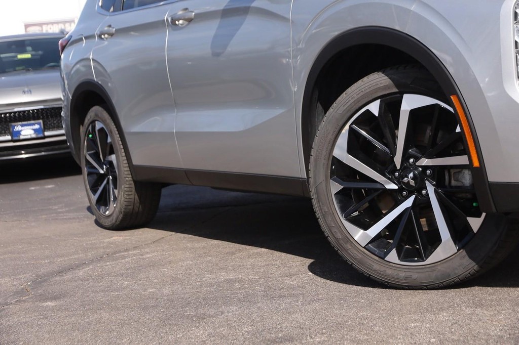 Mitsubishi Outlander Vehicle Image 03