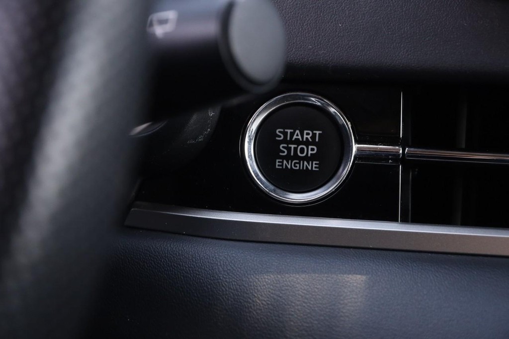 Mitsubishi Outlander Vehicle Image 16