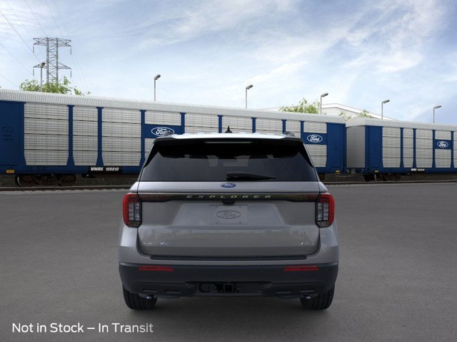 Ford Explorer Vehicle Image 05