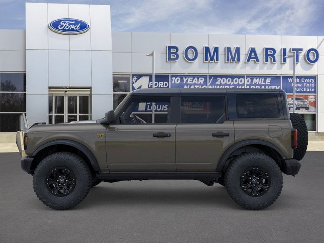 Ford Bronco Vehicle Full-screen Gallery Image 3