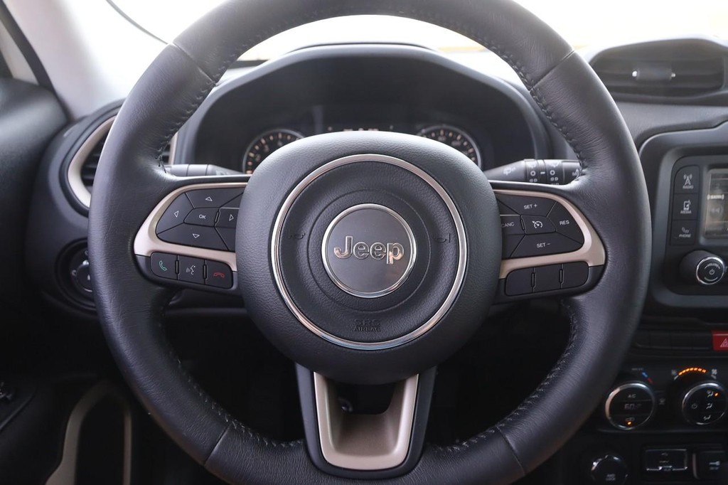 Jeep Renegade Vehicle Full-screen Gallery Image 10