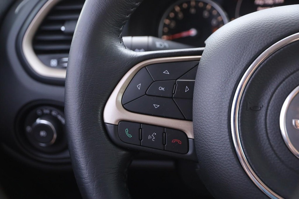 Jeep Renegade Vehicle Full-screen Gallery Image 11