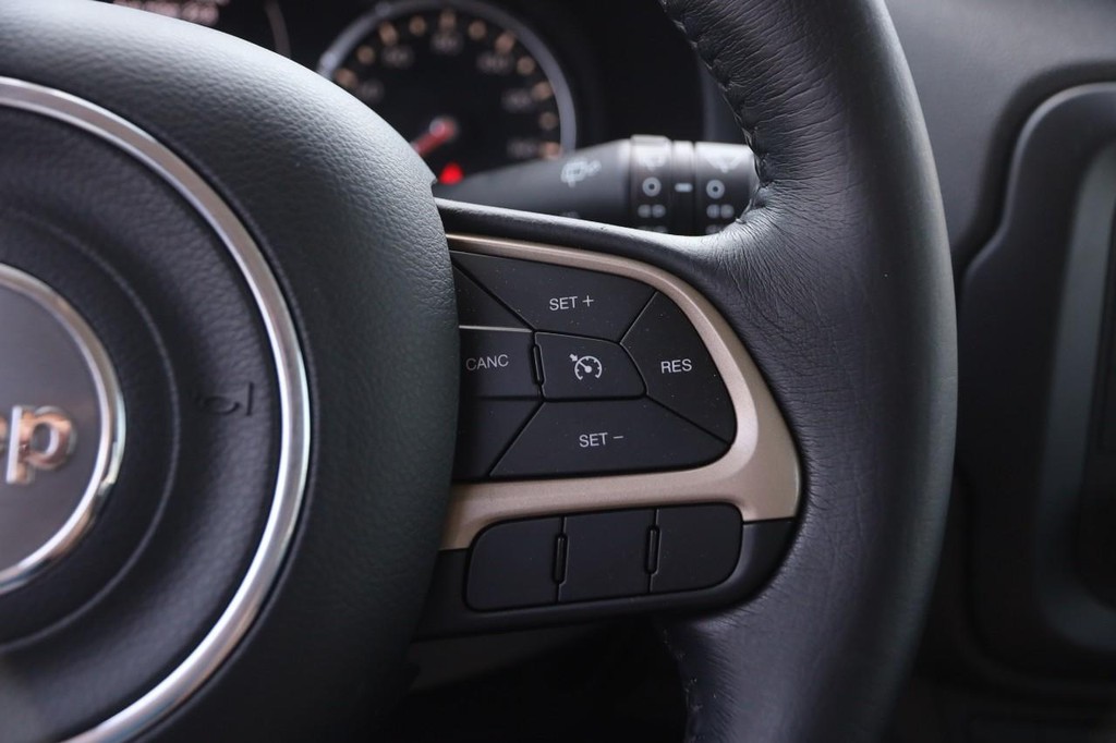 Jeep Renegade Vehicle Full-screen Gallery Image 12