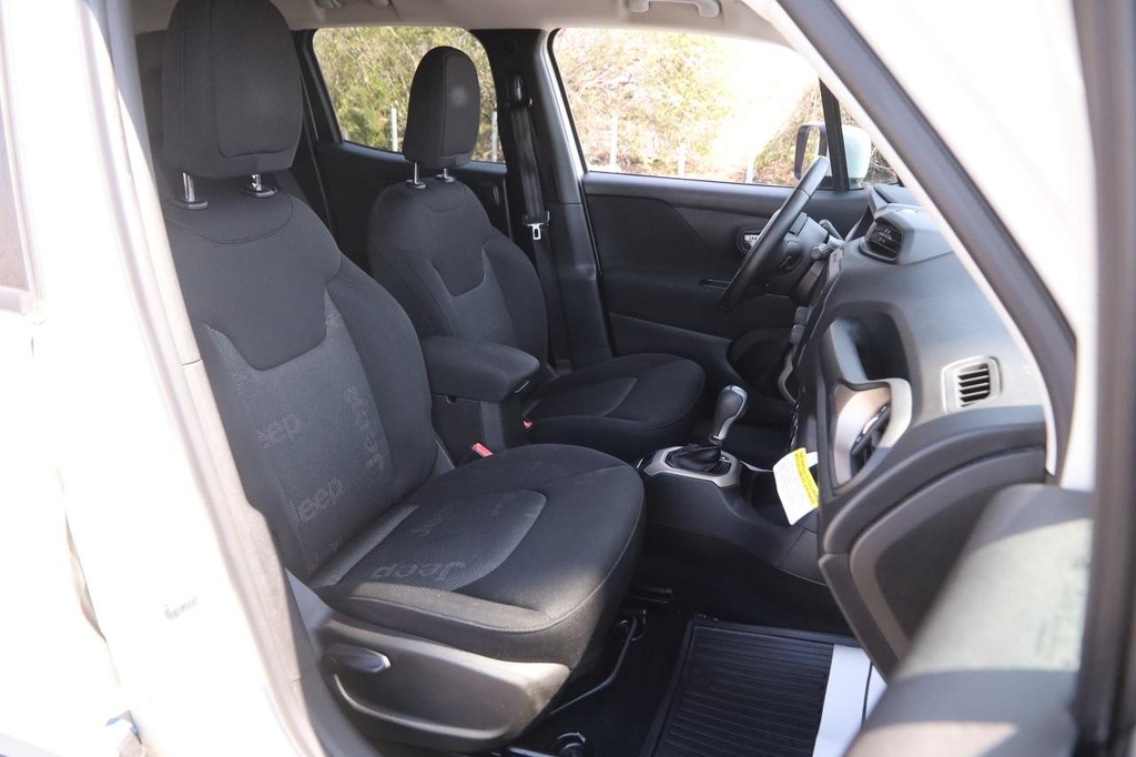 Jeep Renegade Vehicle Full-screen Gallery Image 25