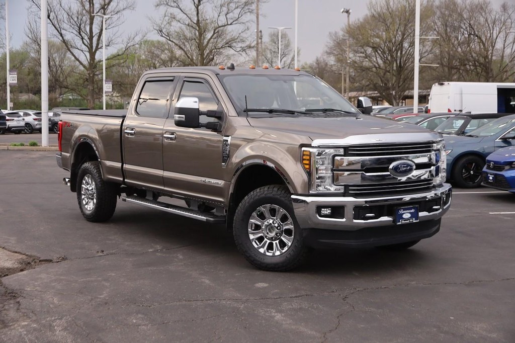 Ford Super Duty F-250 SRW Vehicle Full-screen Gallery Image 2