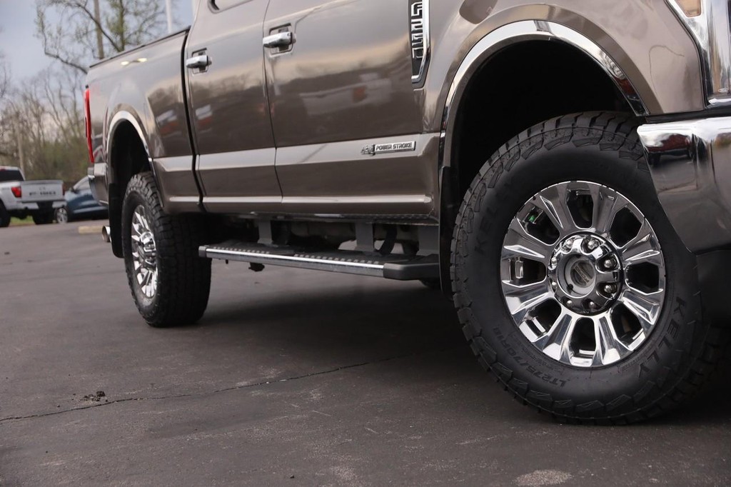 Ford Super Duty F-250 SRW Vehicle Full-screen Gallery Image 3