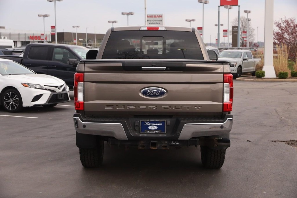 Ford Super Duty F-250 SRW Vehicle Full-screen Gallery Image 6