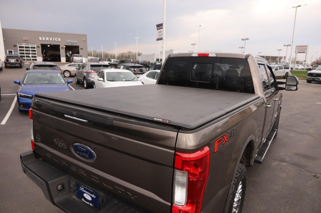 Ford Super Duty F-250 SRW Vehicle Full-screen Gallery Image 7