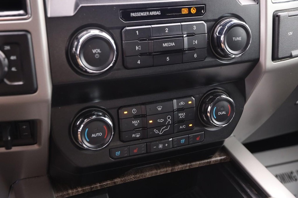 Ford Super Duty F-250 SRW Vehicle Full-screen Gallery Image 17