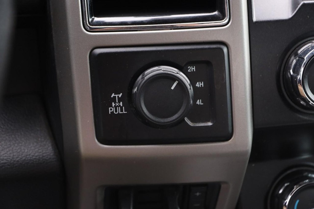 Ford Super Duty F-250 SRW Vehicle Full-screen Gallery Image 18