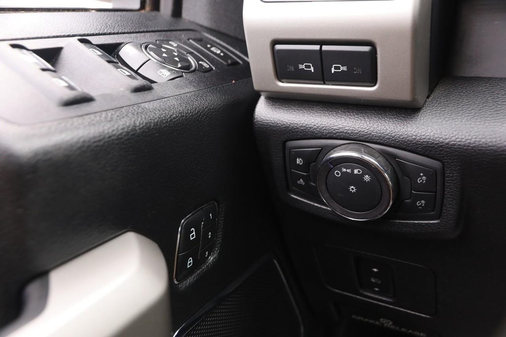 Ford Super Duty F-250 SRW Vehicle Full-screen Gallery Image 19