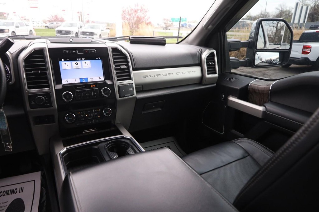 Ford Super Duty F-250 SRW Vehicle Full-screen Gallery Image 24