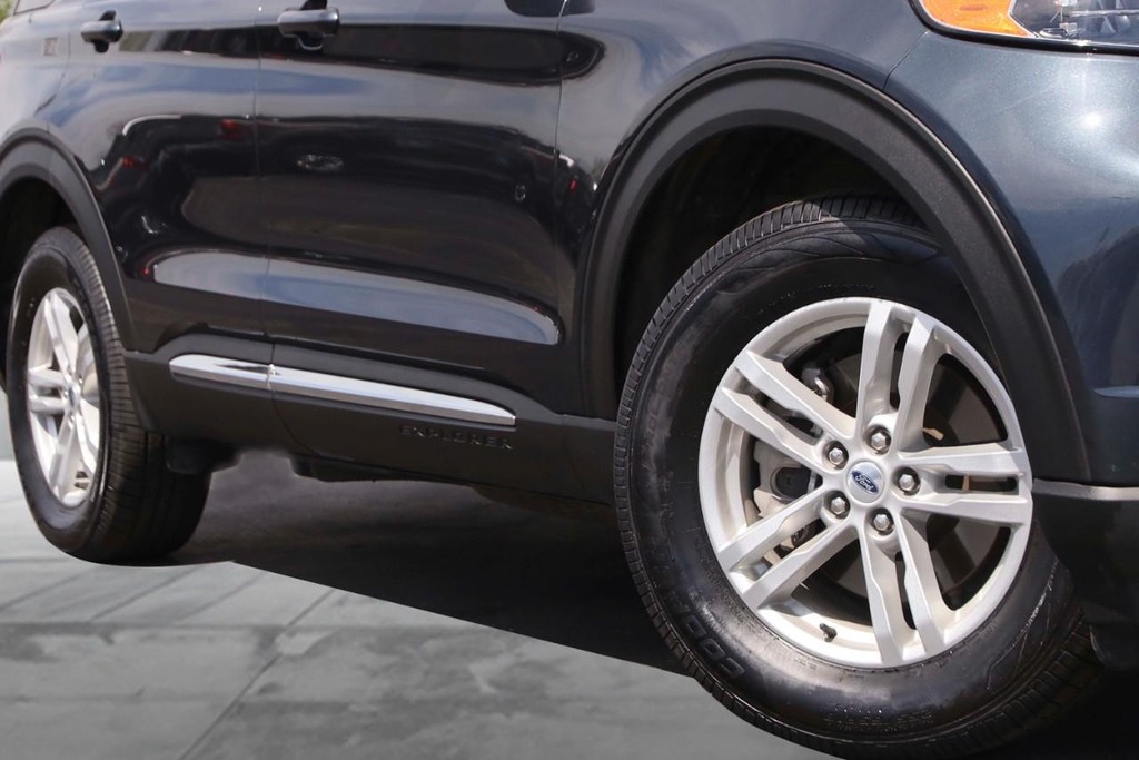 Ford Explorer Vehicle Image 03