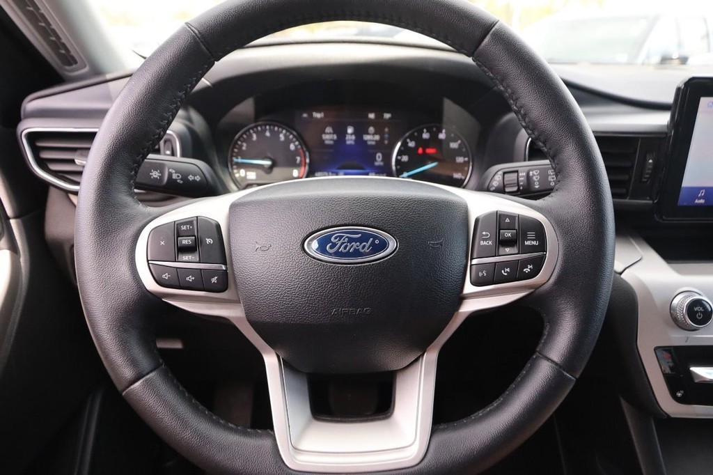 Ford Explorer Vehicle Image 12