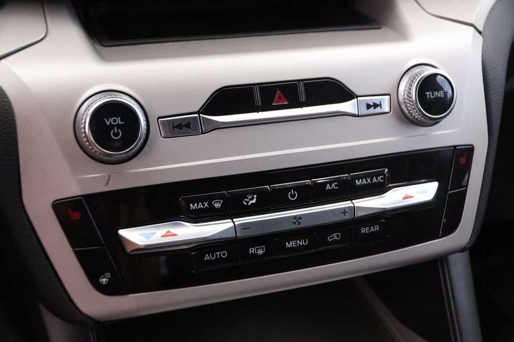 Ford Explorer Vehicle Image 19