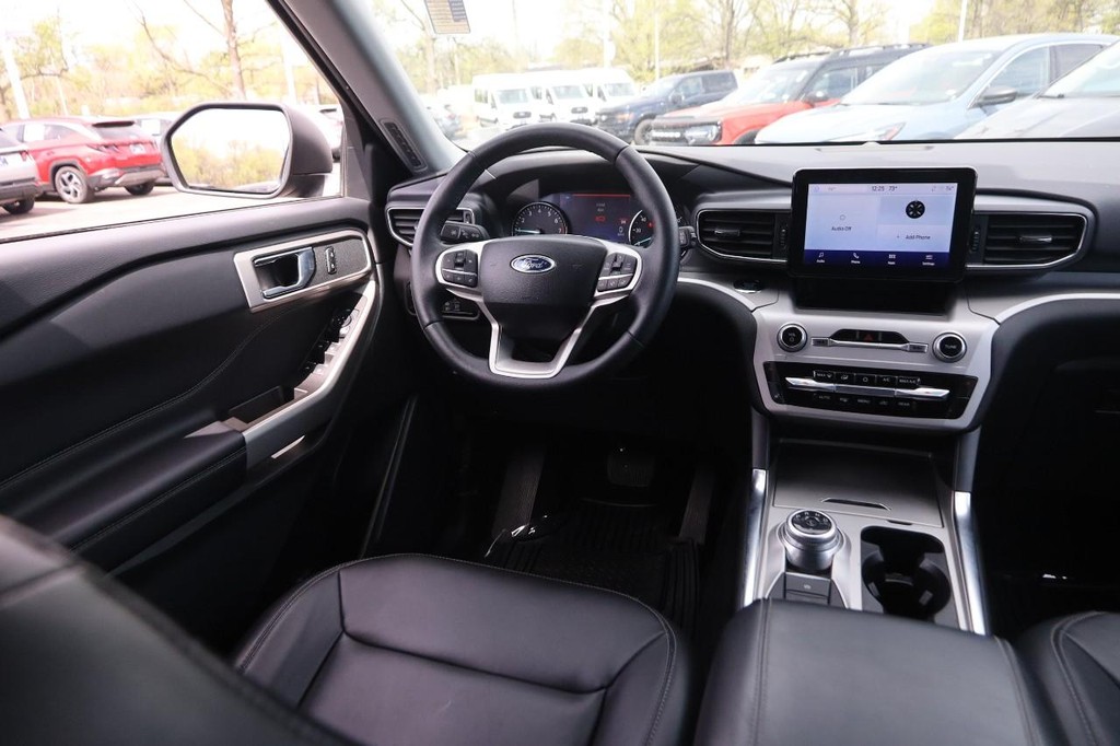 Ford Explorer Vehicle Image 23