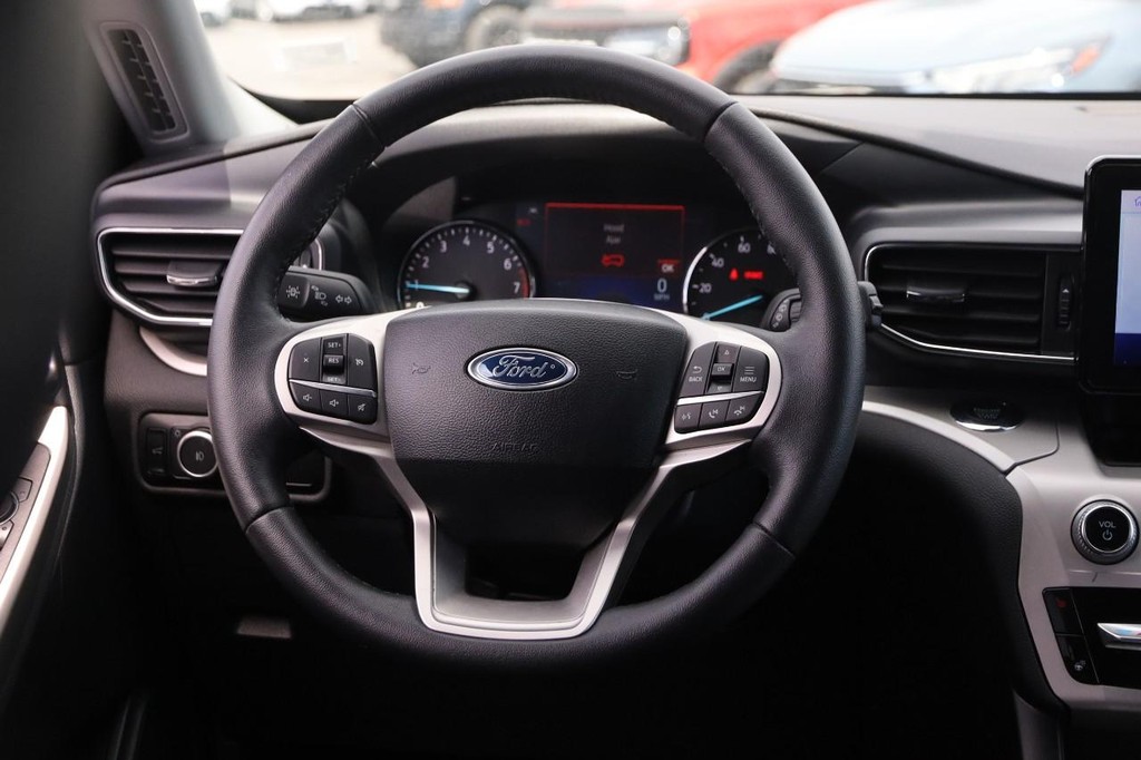 Ford Explorer Vehicle Image 24