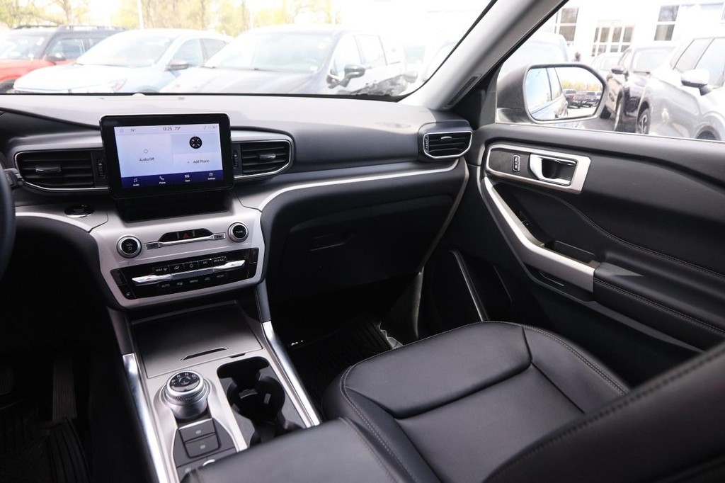 Ford Explorer Vehicle Image 26