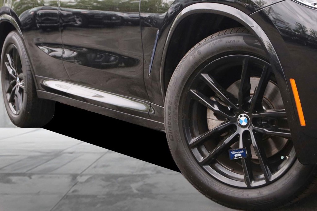 BMW X4 Vehicle Full-screen Gallery Image 03