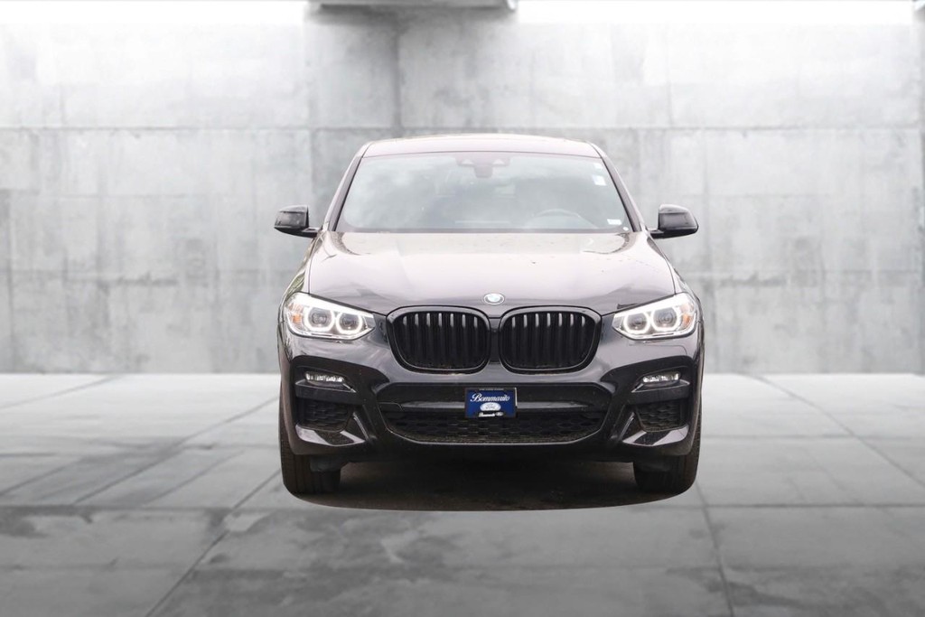 BMW X4 Vehicle Full-screen Gallery Image 04