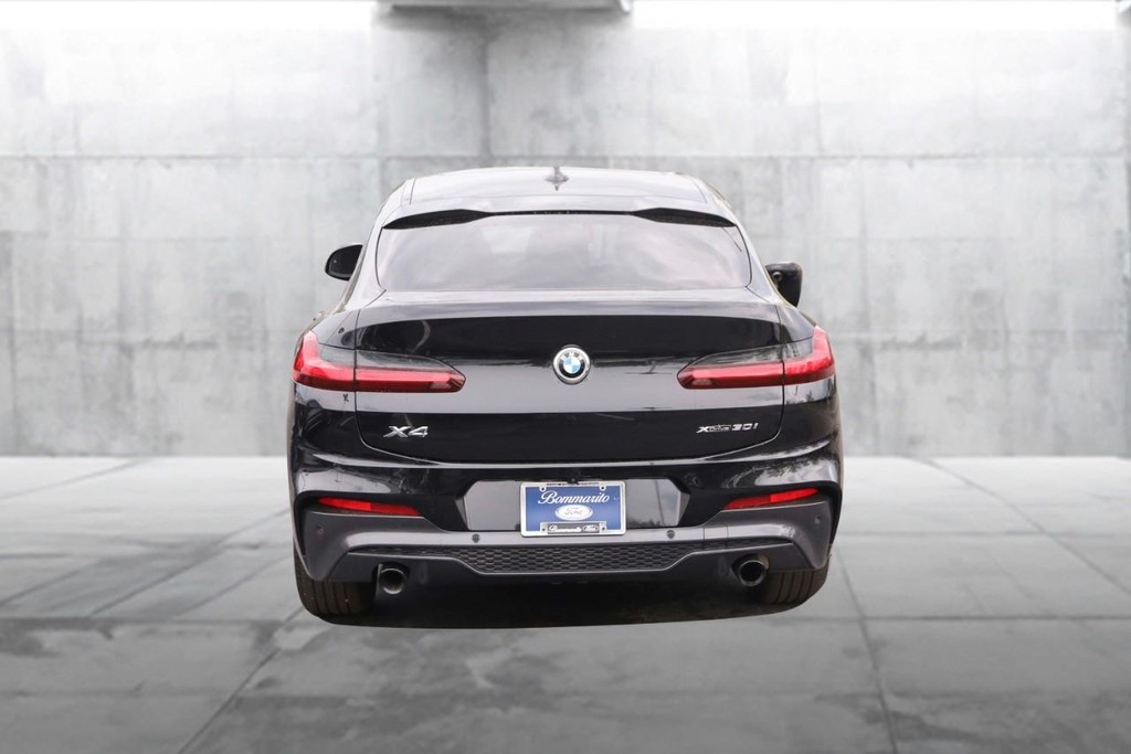 BMW X4 Vehicle Full-screen Gallery Image 06