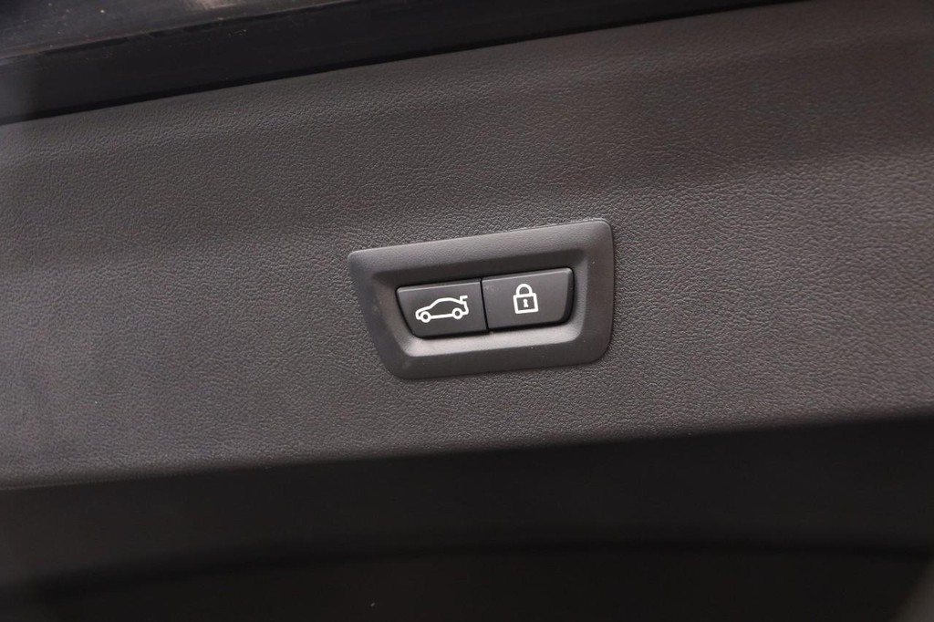 BMW X4 Vehicle Full-screen Gallery Image 08