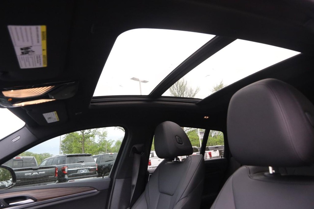 BMW X4 Vehicle Full-screen Gallery Image 09