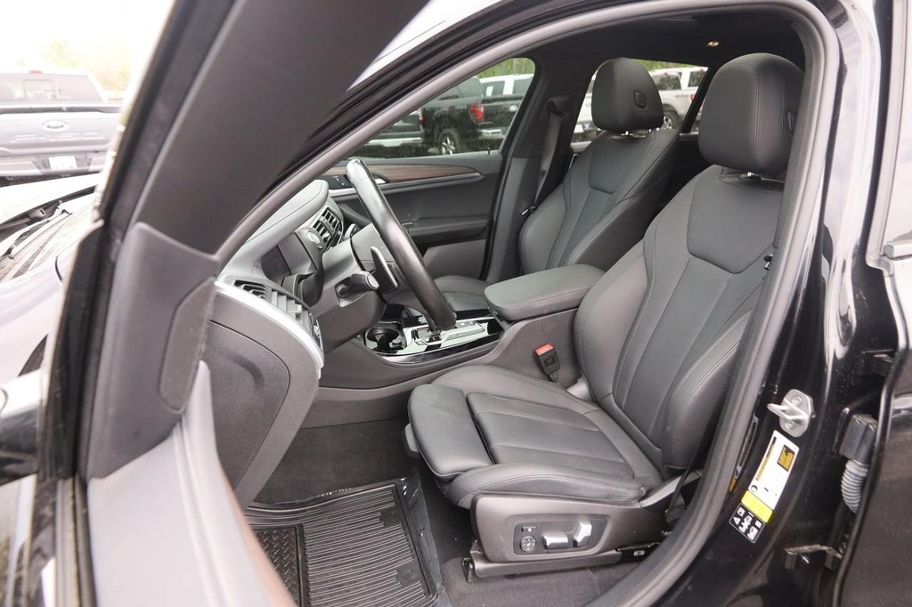 BMW X4 Vehicle Full-screen Gallery Image 10