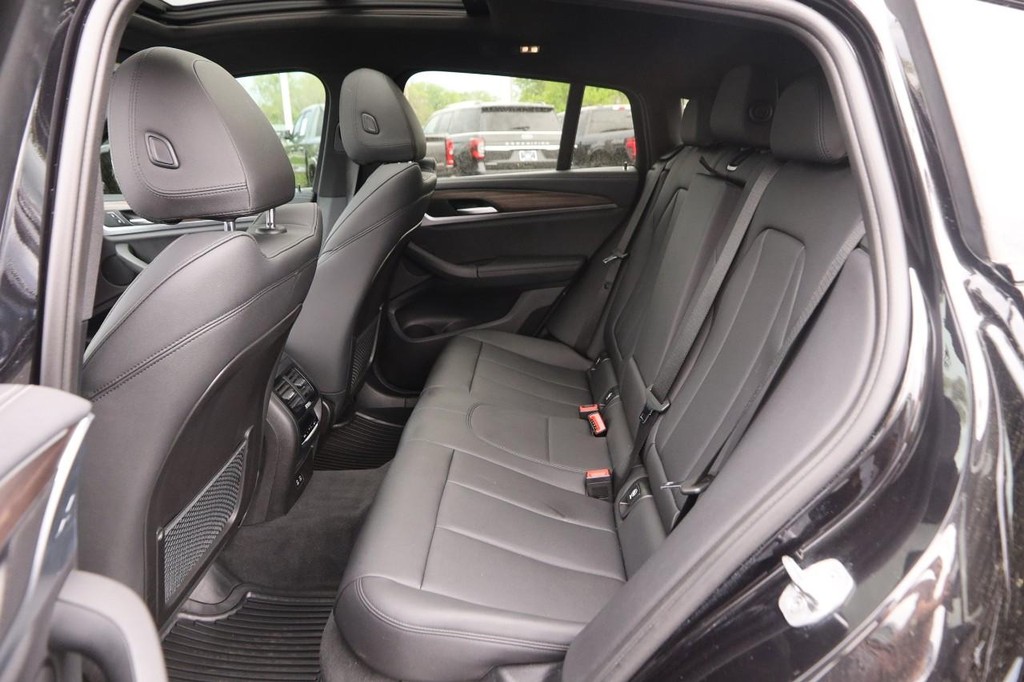 BMW X4 Vehicle Full-screen Gallery Image 11