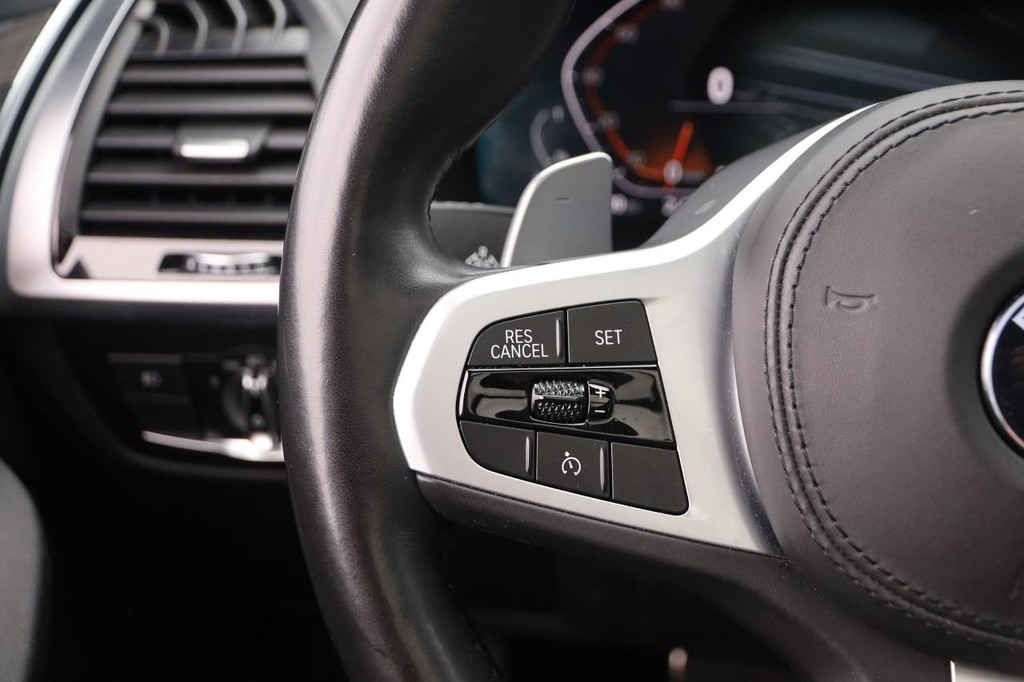 BMW X4 Vehicle Full-screen Gallery Image 13