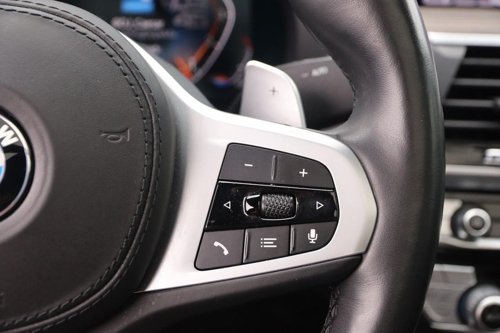 BMW X4 Vehicle Full-screen Gallery Image 14