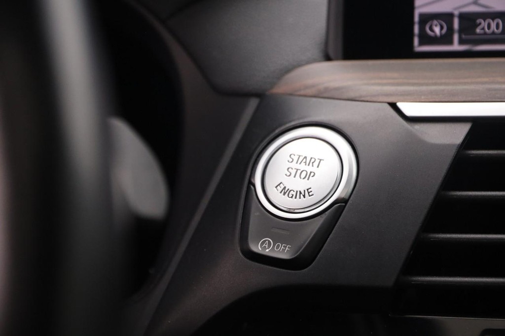 BMW X4 Vehicle Full-screen Gallery Image 16