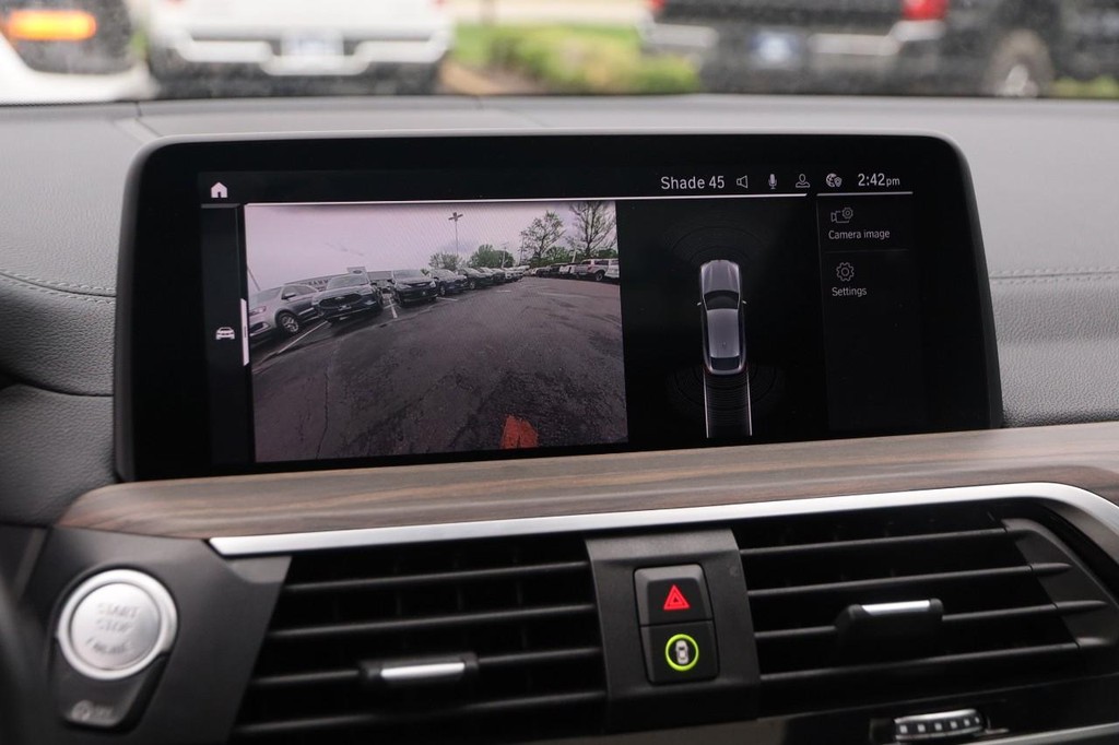 BMW X4 Vehicle Full-screen Gallery Image 18