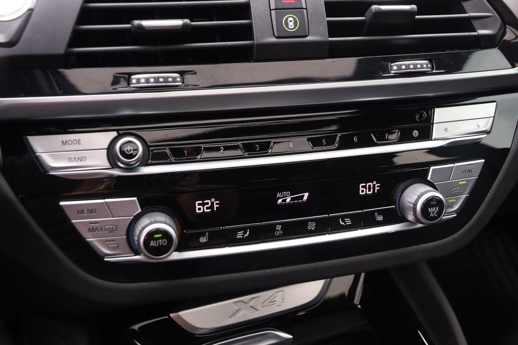 BMW X4 Vehicle Full-screen Gallery Image 19