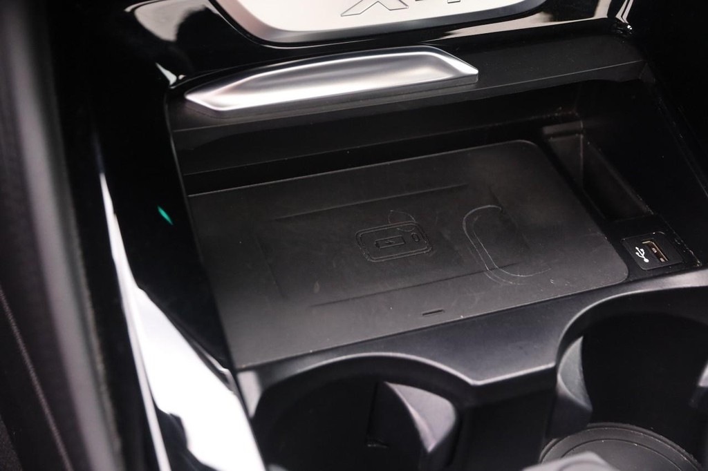 BMW X4 Vehicle Full-screen Gallery Image 20