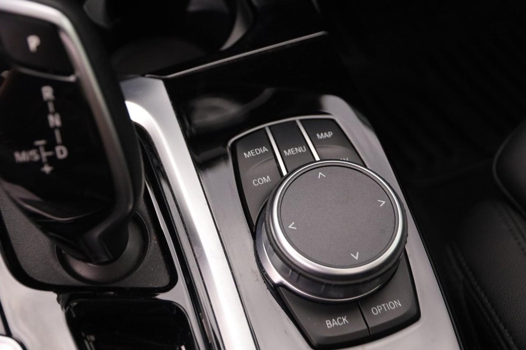 BMW X4 Vehicle Full-screen Gallery Image 21