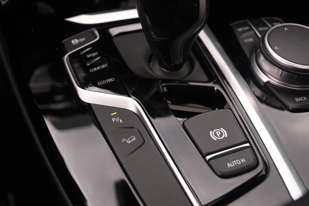 BMW X4 Vehicle Full-screen Gallery Image 22