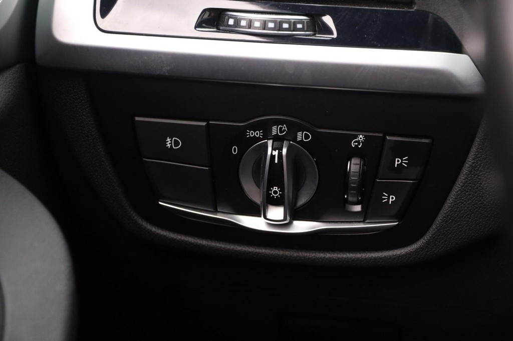 BMW X4 Vehicle Full-screen Gallery Image 23