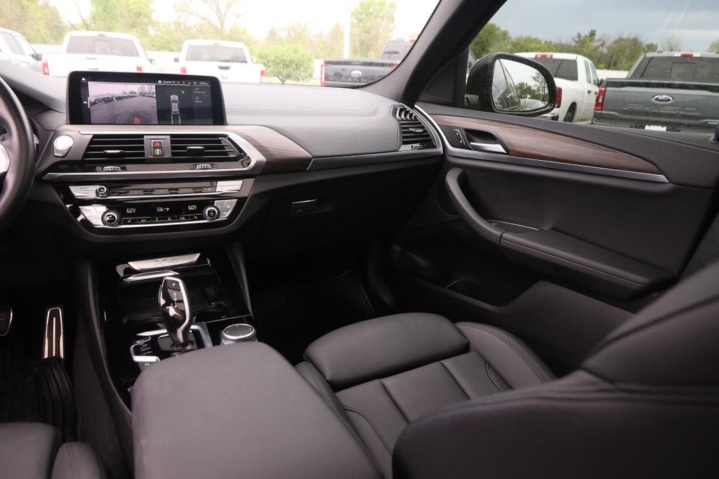 BMW X4 Vehicle Full-screen Gallery Image 28