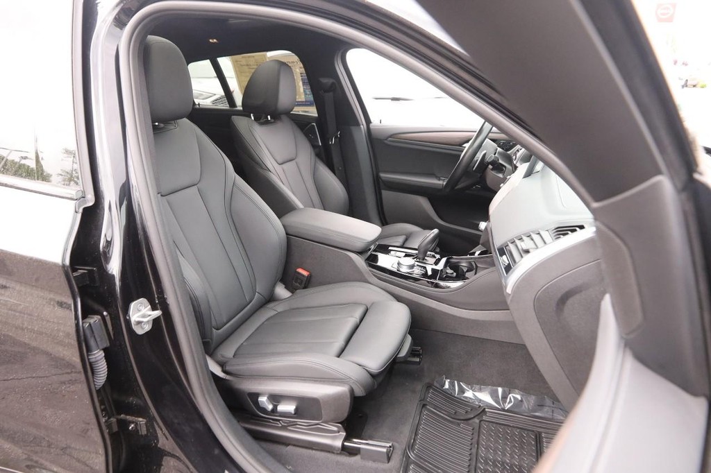 BMW X4 Vehicle Full-screen Gallery Image 29